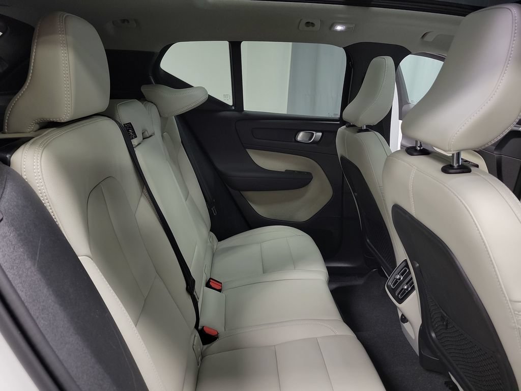 Used 2024 Volvo XC40 B5 Plus AWD/4WD image 31