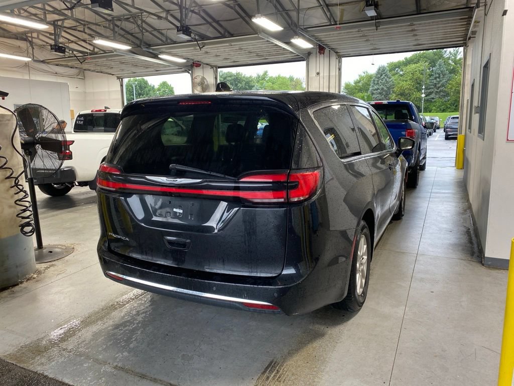 Used 2024 Chrysler Pacifica Touring-L FWD image 4