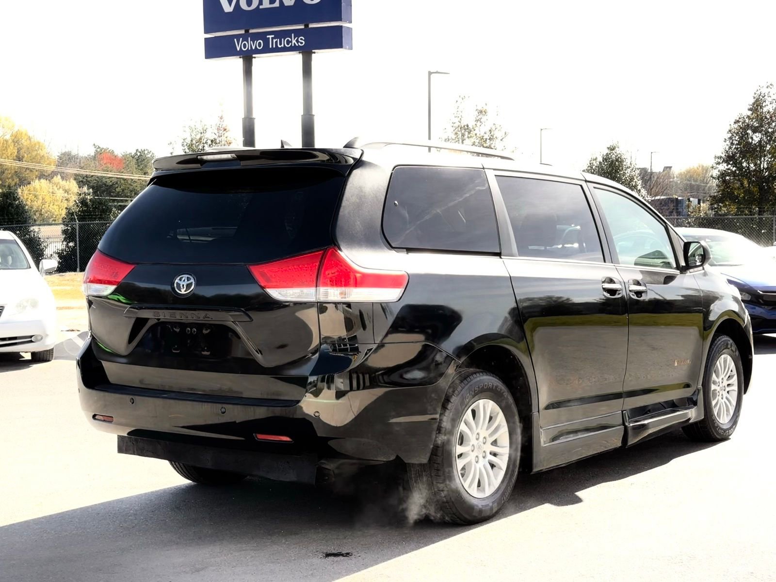 Used 2013 Toyota Sienna XLE w/ Premium Pkg image 6