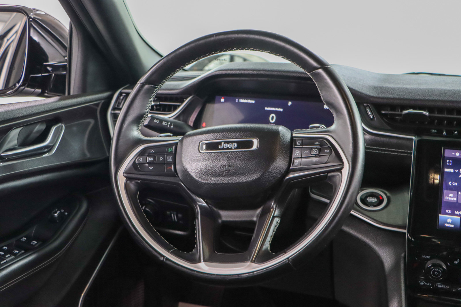 Used 2022 Jeep Grand Cherokee L Laredo image 12