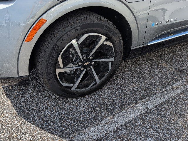 Used 2025 Chevrolet Equinox EV LT w/ Convenience Package image 3