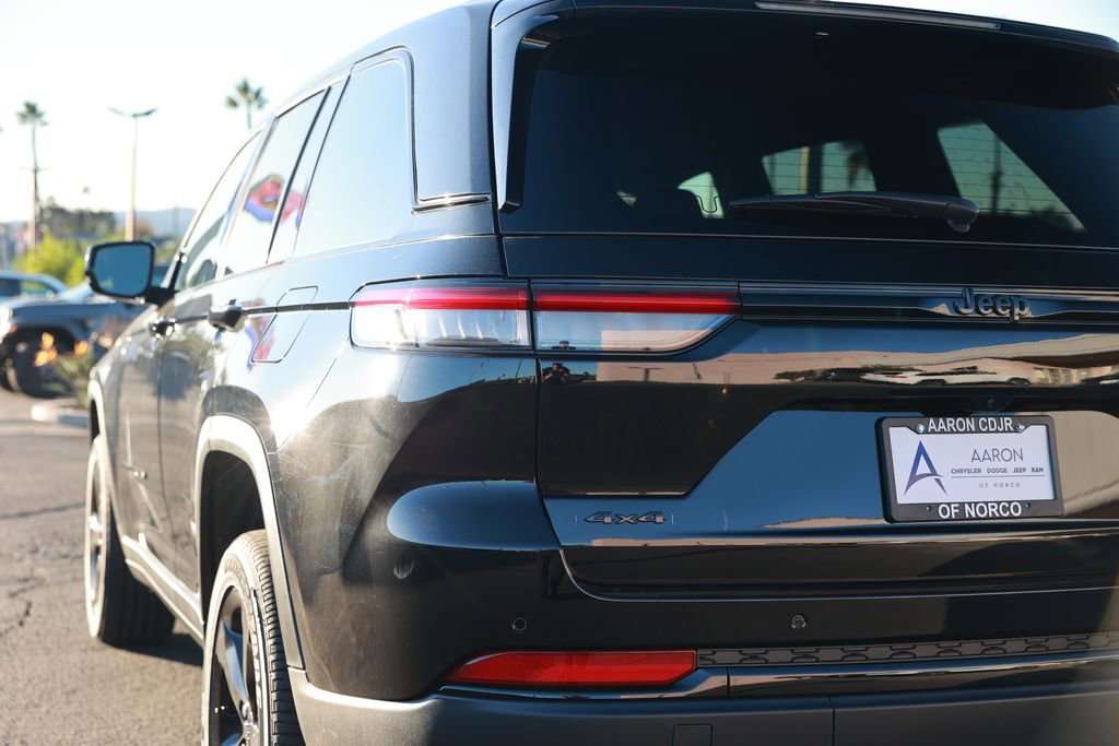 New 2025 Jeep Grand Cherokee Altitude image 9