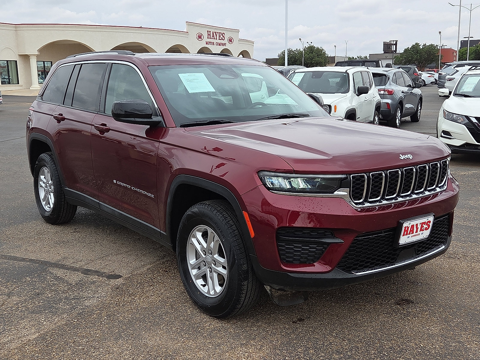 Used 2024 Jeep Grand Cherokee Laredo AWD/4WD image 5