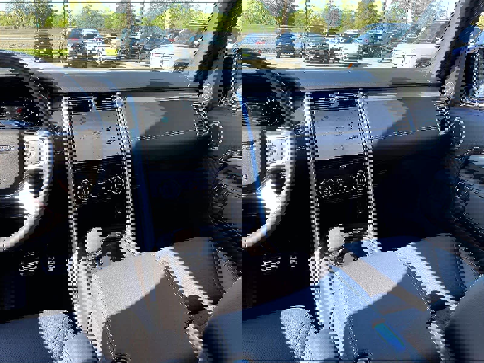 Used 2025 Land Rover Discovery Dynamic SE image 8