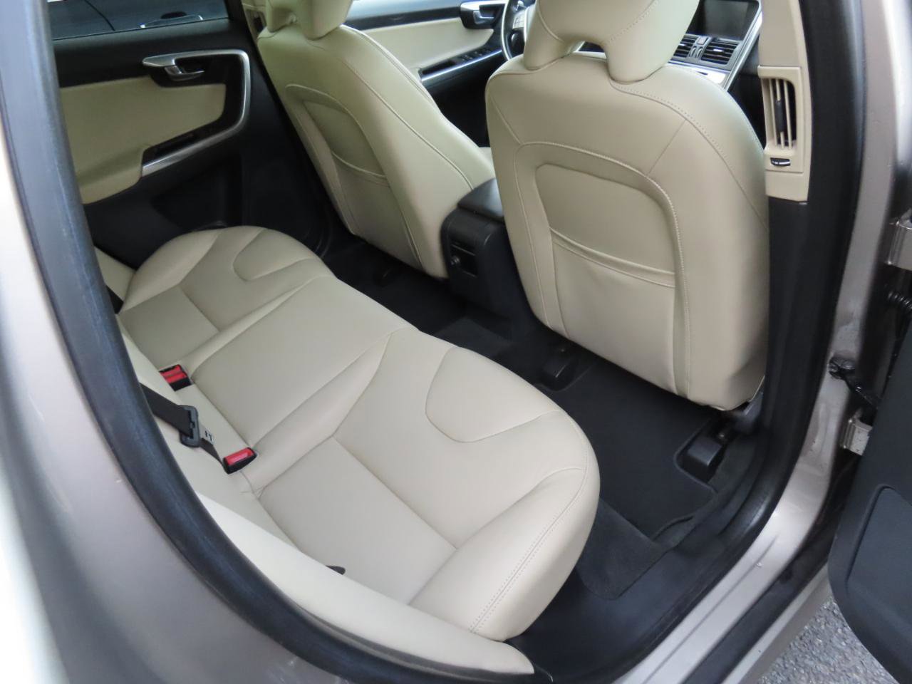 Used 2016 Volvo XC60 T6 w/ Proximity Package AWD/4WD image 24