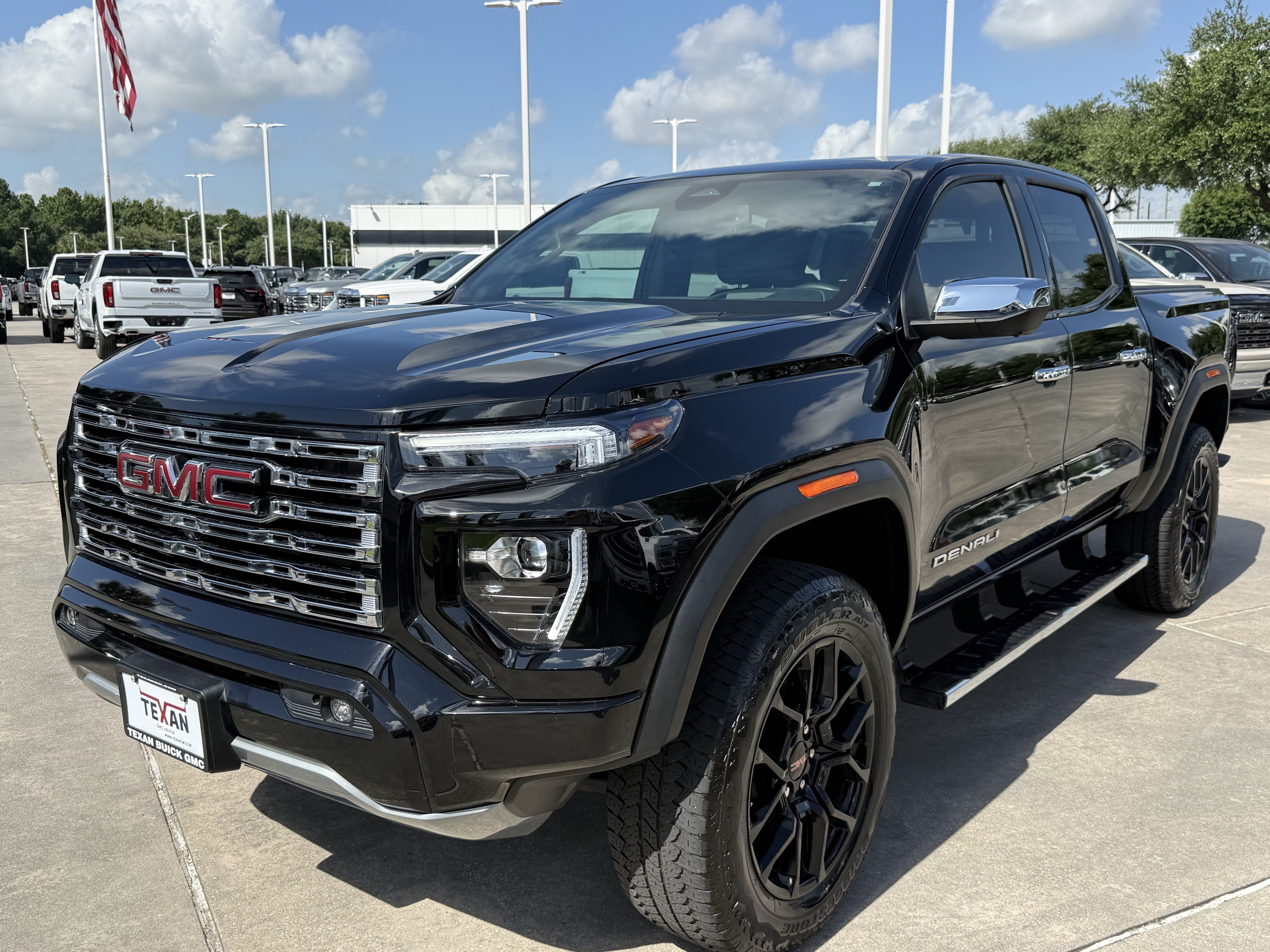 Used 2023 GMC Canyon Denali w/ Denali Black Edition AWD/4WD image 9