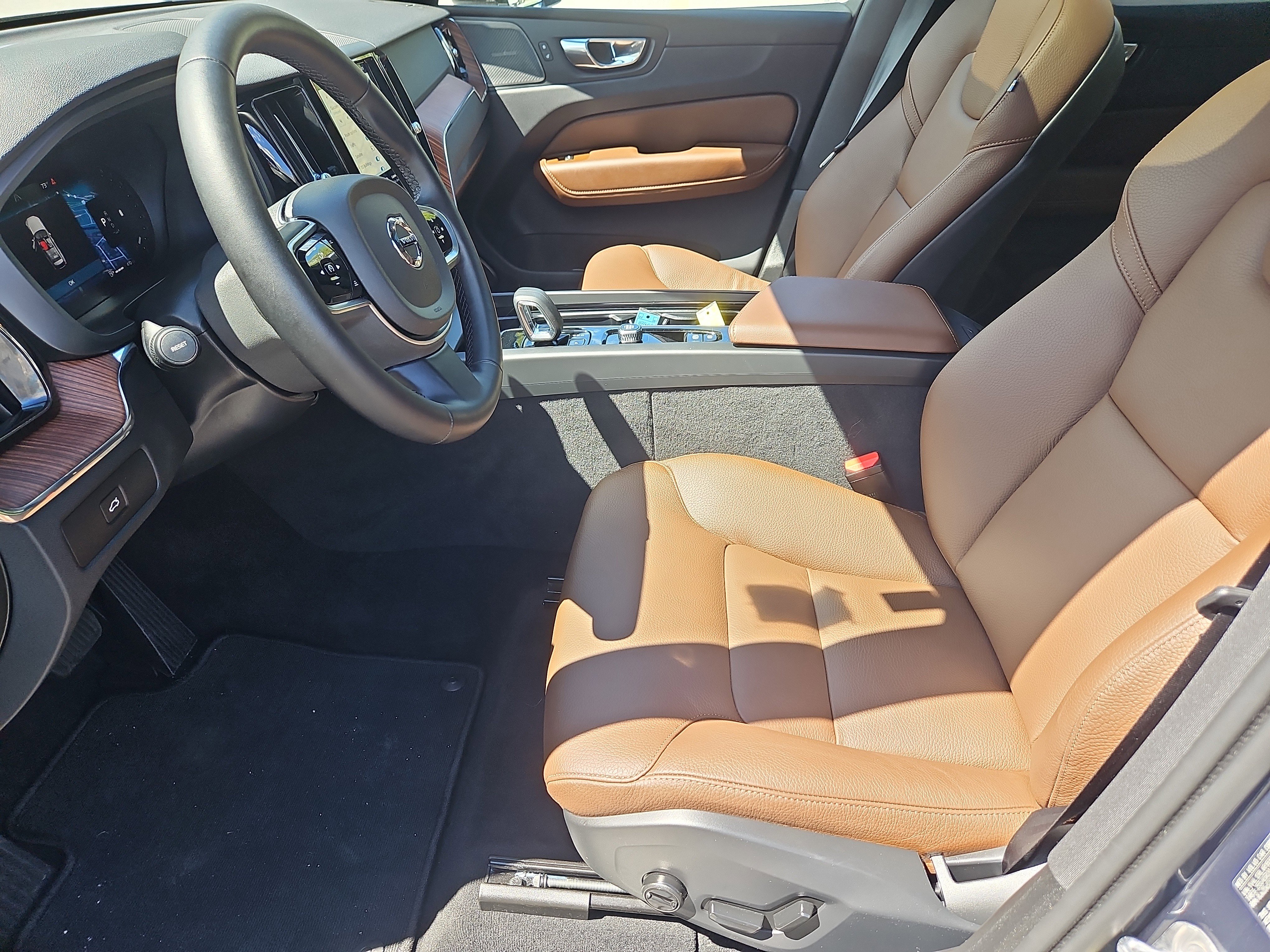 Certified 2024 Volvo XC60 B5 Plus w/ Climate Package AWD/4WD image 32