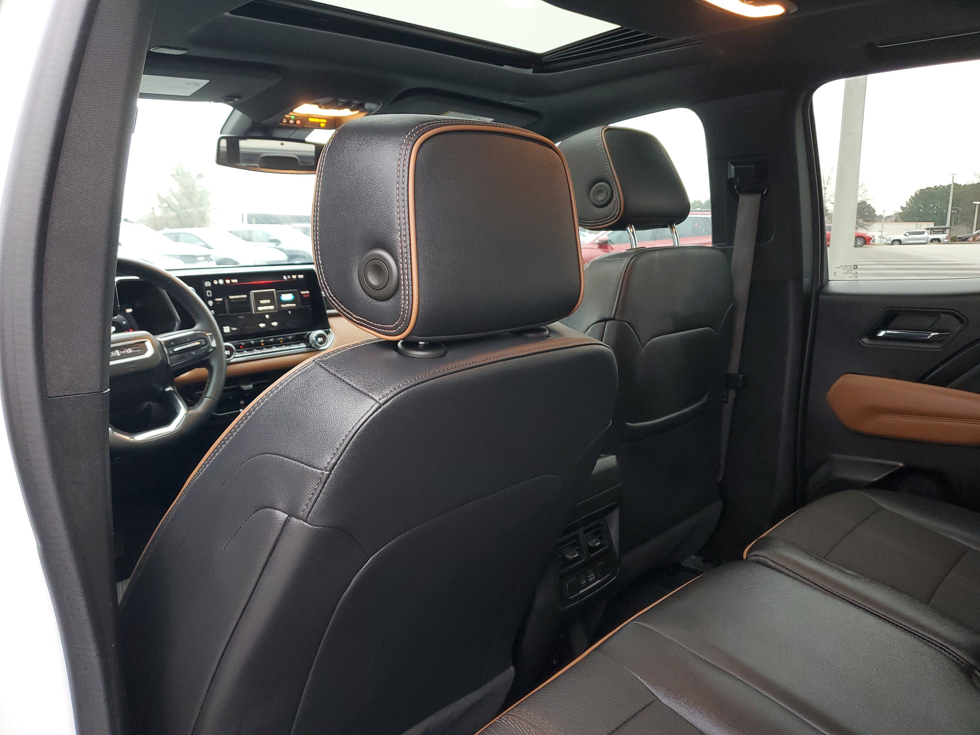 Used 2024 GMC Canyon AT4 image 9