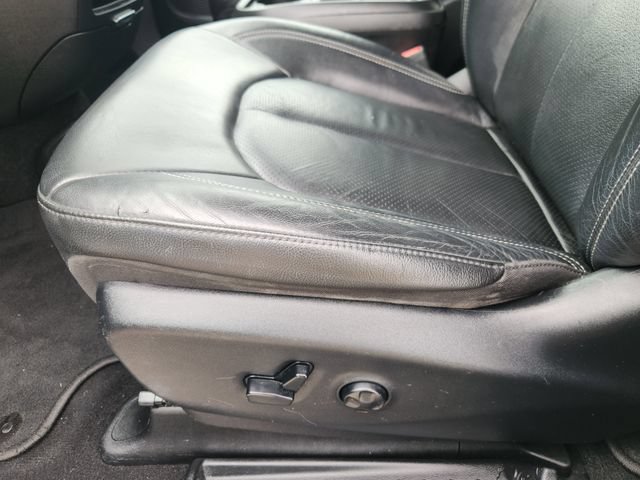 Used 2020 Chrysler Pacifica Touring-L w/ S Appearance Package FWD image 23