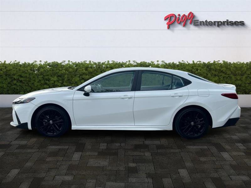 Used 2025 Toyota Camry SE image 3