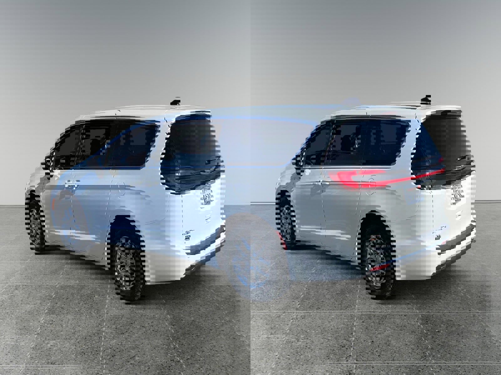 Used 2024 Chrysler Pacifica Touring image 3