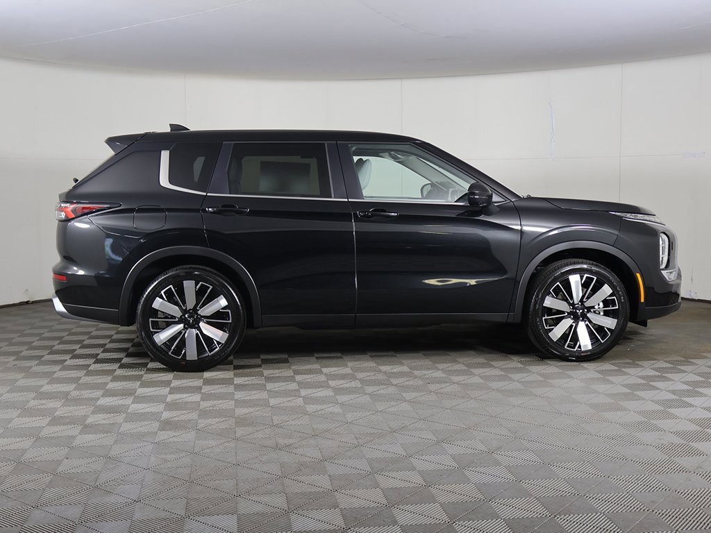 New 2025 Mitsubishi Outlander SE image 21
