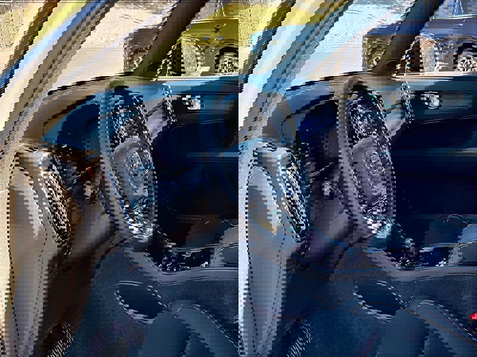 Used 2024 Volvo XC40 Recharge Plus w/ Protection Package Premier image 17