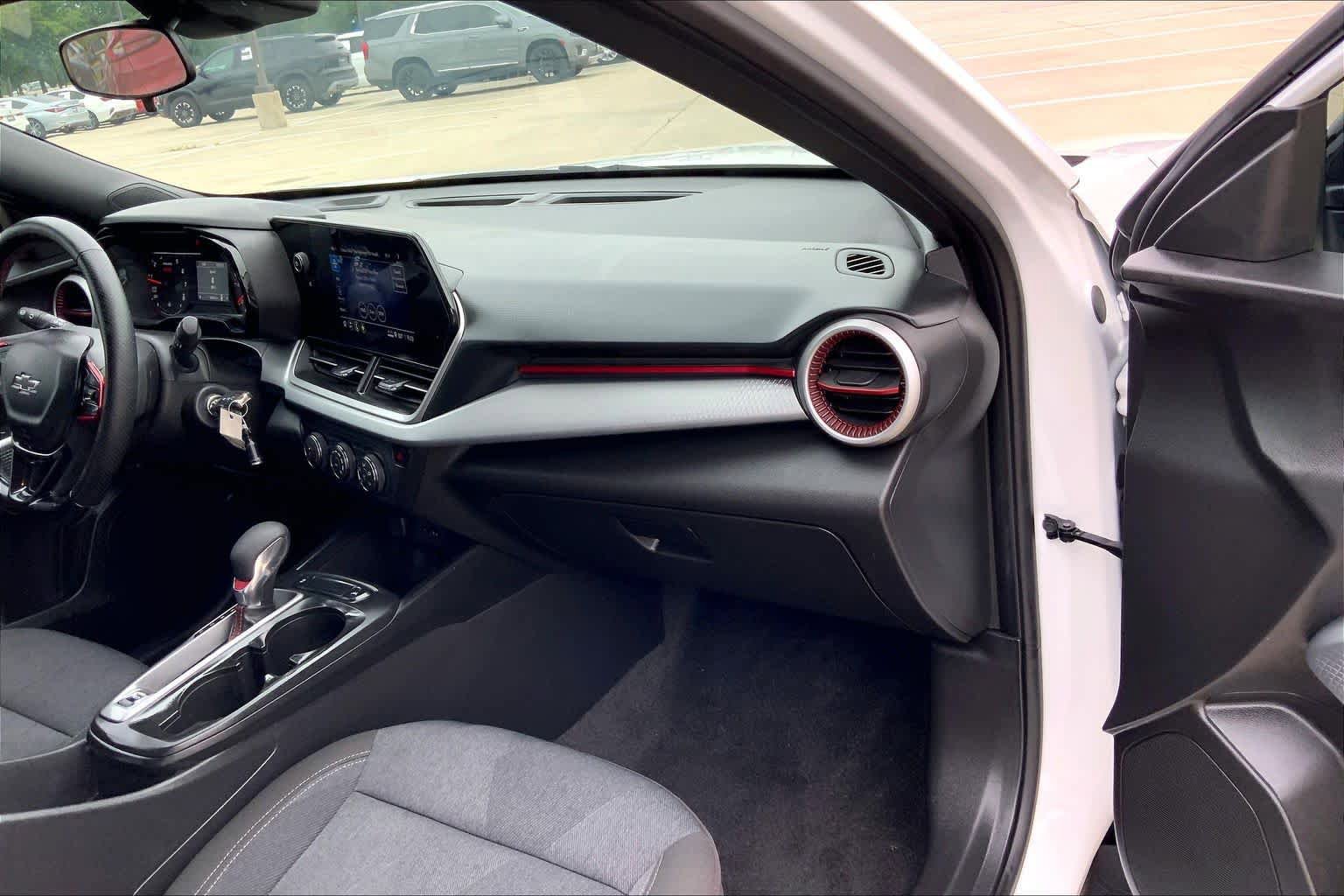 Used 2025 Chevrolet Trax RS w/ Sunroof Package FWD image 19