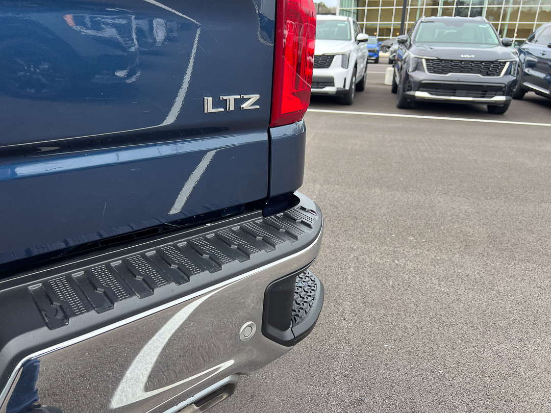 Used 2022 Chevrolet Silverado 1500 LTZ w/ LTZ Premium Package AWD/4WD image 5