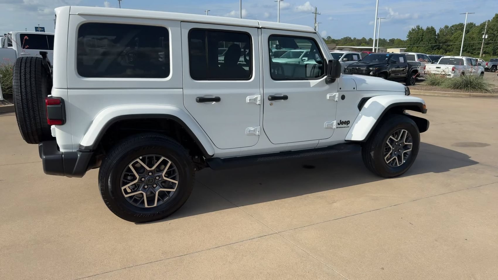 Used 2026 Jeep Wrangler Unlimited Sahara AWD/4WD image 9