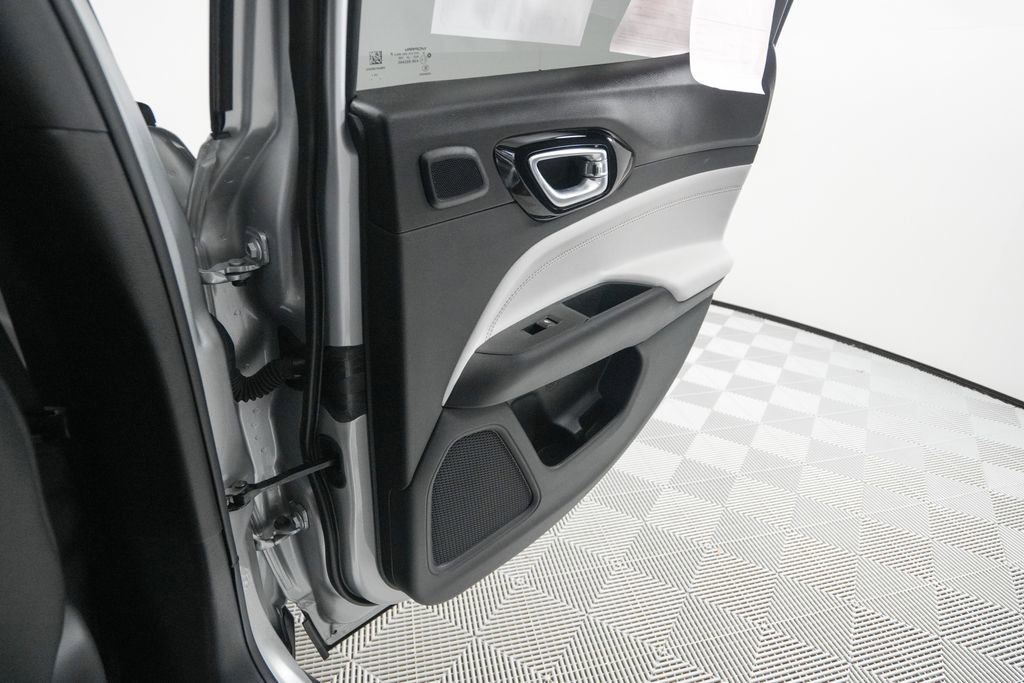 Used 2025 Jeep Compass Limited w/ Sun & Sound Group image 17