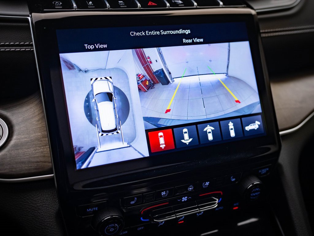 Used 2024 Jeep Grand Cherokee Limited w/ Luxury Tech Group II image 31