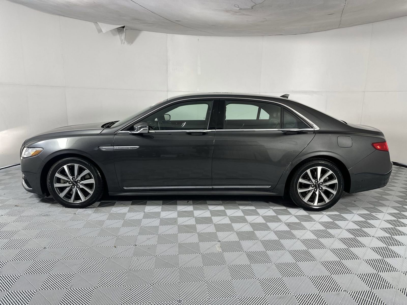 Used 2020 Lincoln Continental image 5