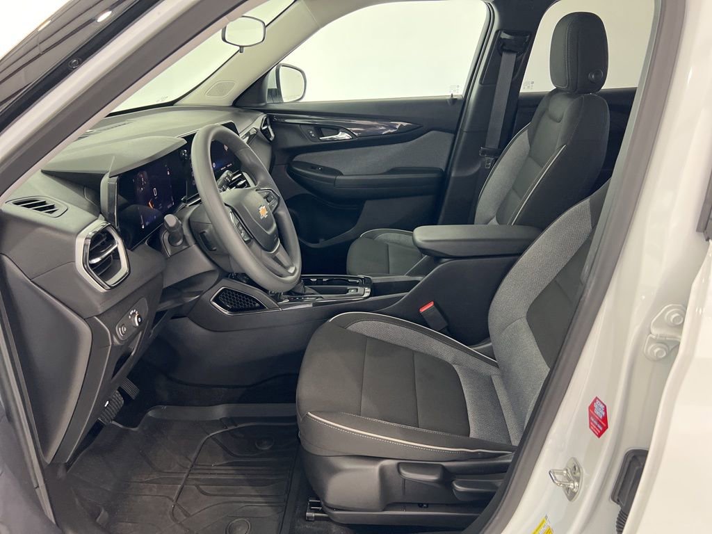 Used 2025 Chevrolet TrailBlazer LT w/ Driver Confidence Package FWD image 17