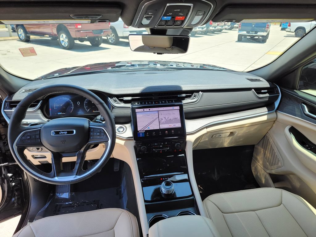 Used 2025 Jeep Grand Cherokee Limited w/ Luxury Tech Group II RWD image 17