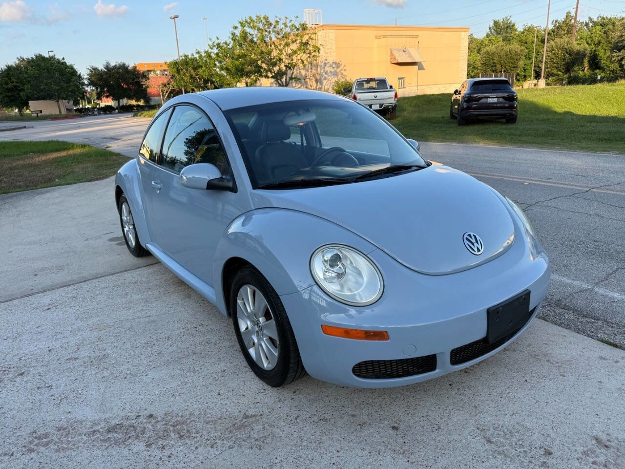 Used 2010 Volkswagen Beetle Coupe FWD image 4