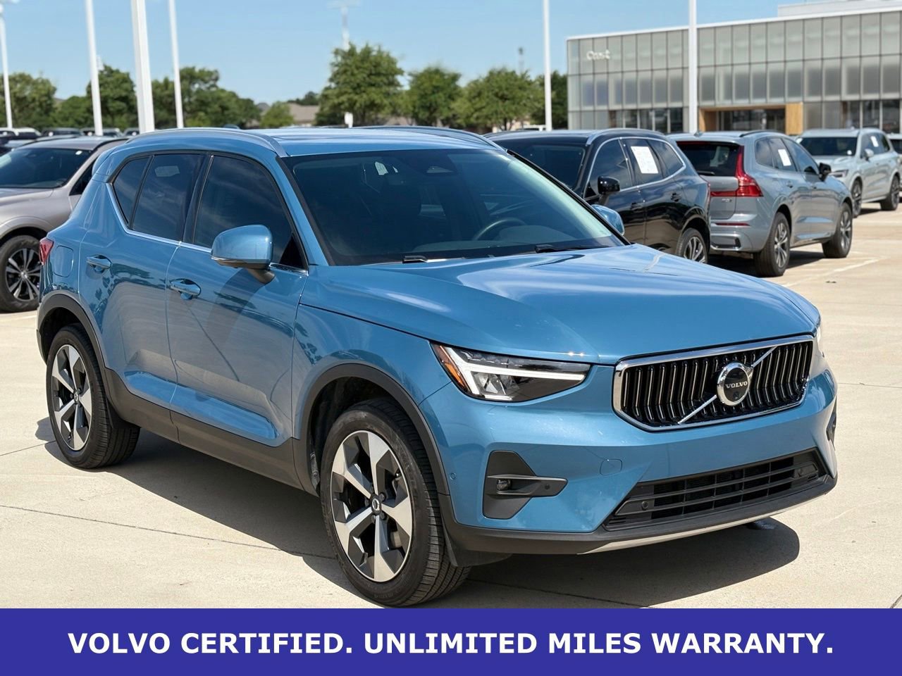 Certified 2025 Volvo XC40 B5 Plus AWD/4WD image 5