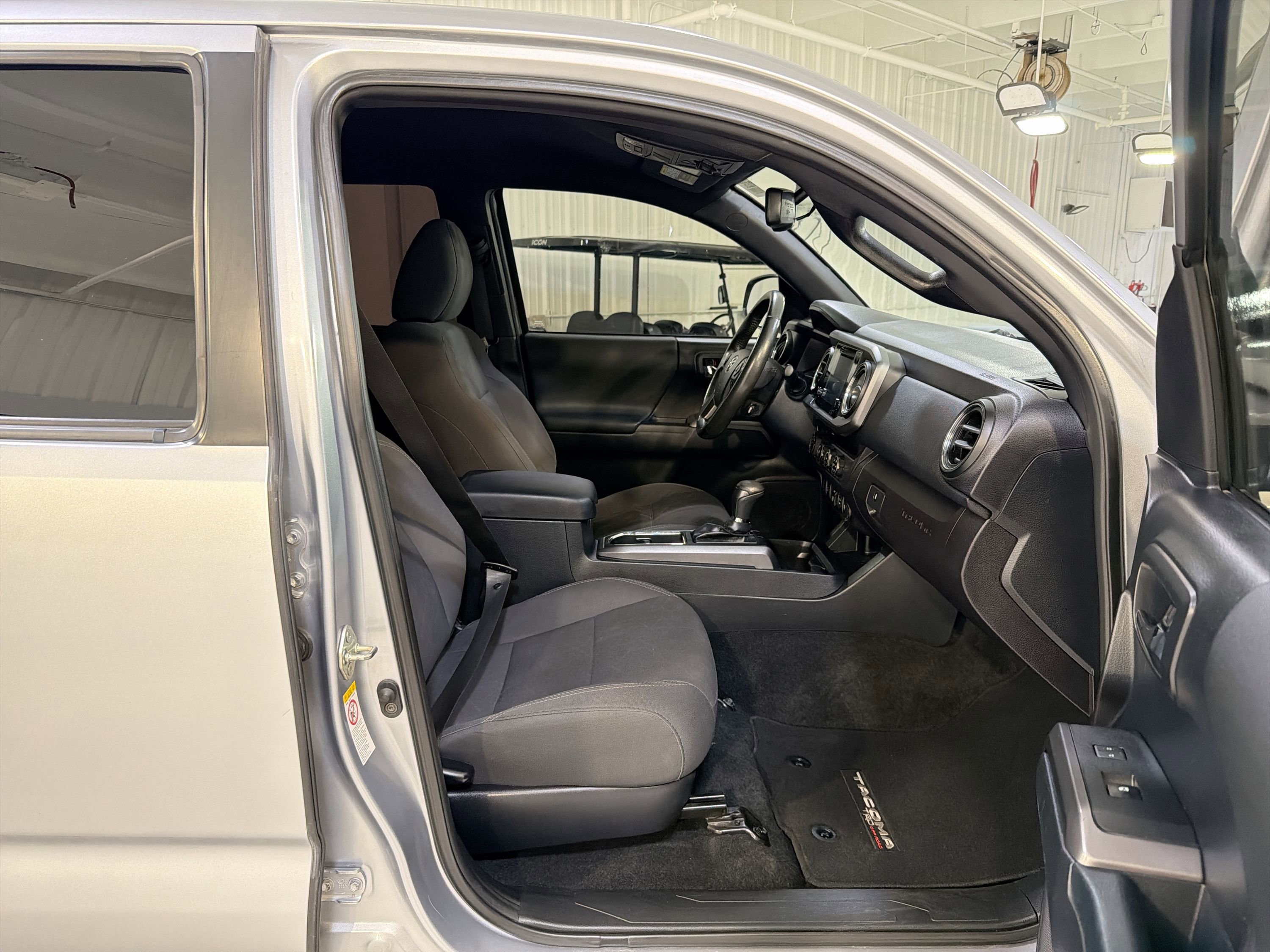 Used 2018 Toyota Tacoma TRD Off-Road AWD/4WD image 28