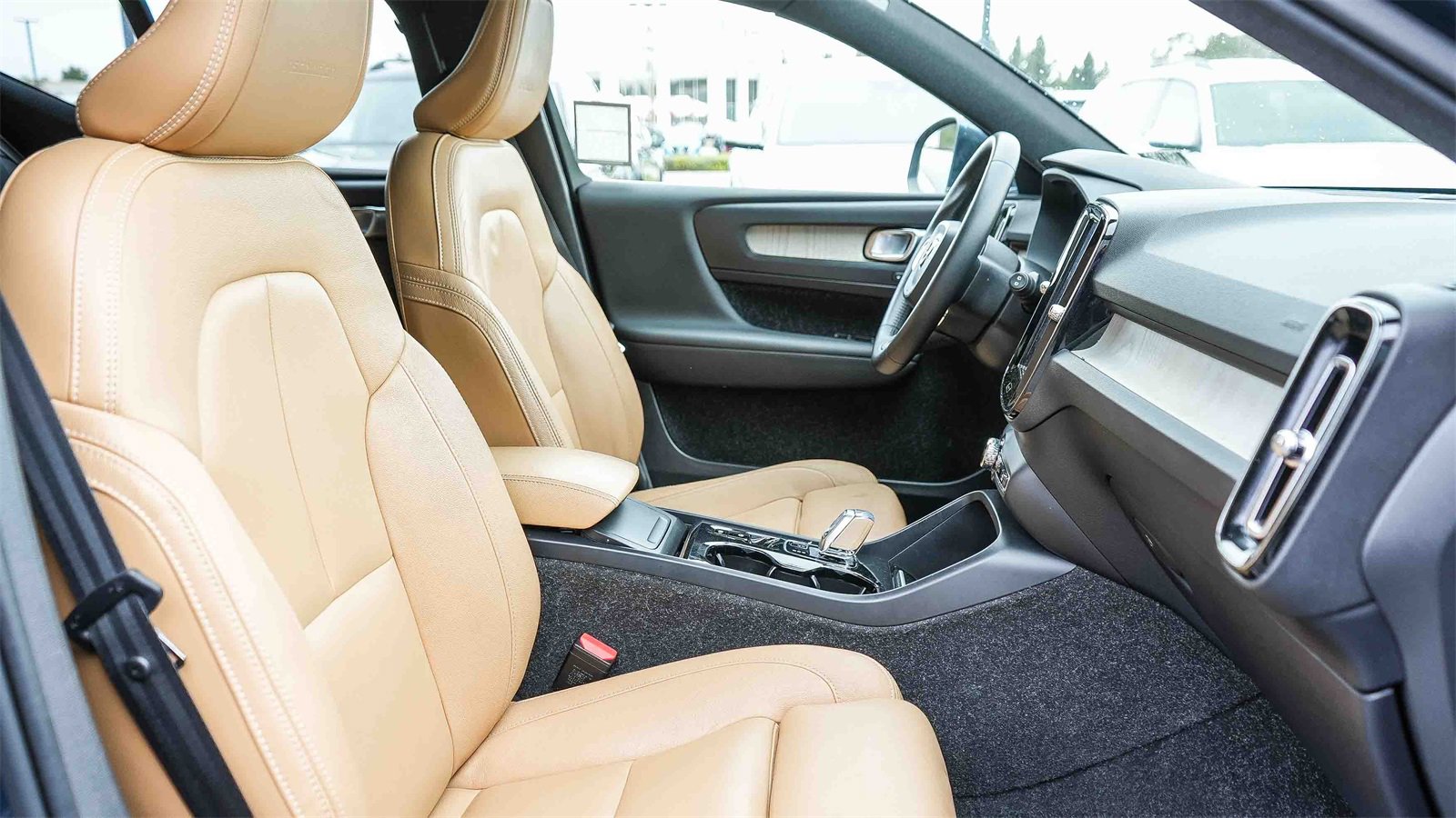 Used 2019 Volvo XC40 T4 Inscription image 16