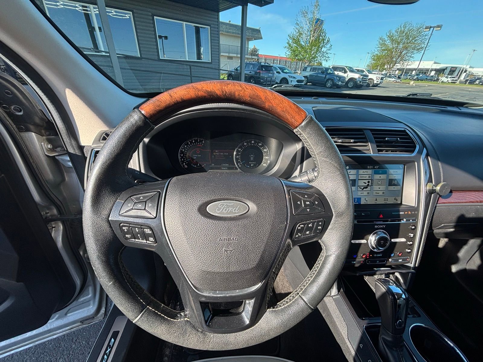 Used 2018 Ford Explorer Platinum AWD/4WD image 13