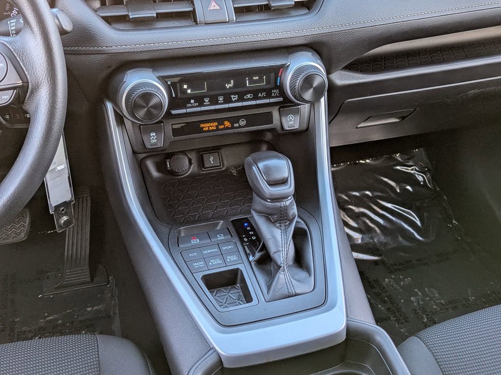 Used 2021 Toyota RAV4 LE AWD/4WD image 24