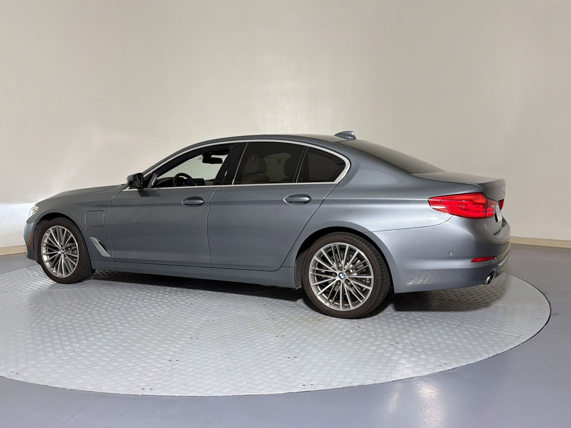 Used 2020 BMW 530e w/ Premium Package RWD image 3