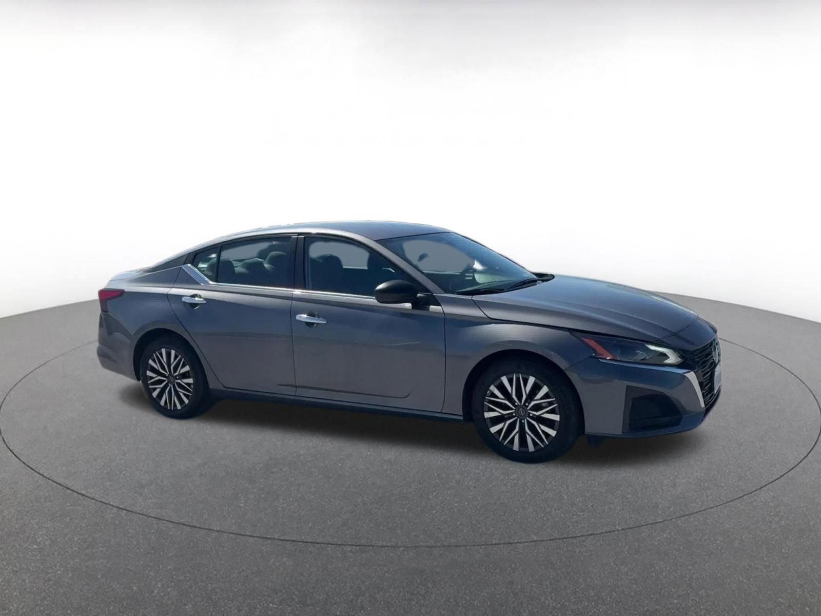 Used 2025 Nissan Altima 2.5 SV FWD image 2