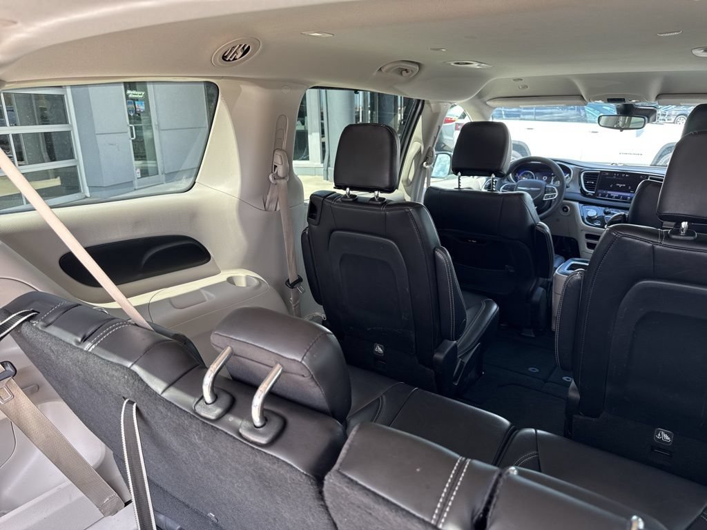 Used 2024 Chrysler Pacifica Touring-L FWD image 46