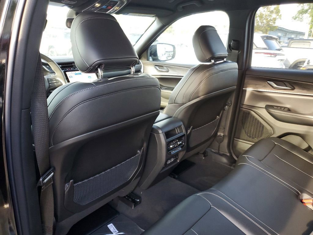 Used 2024 Jeep Grand Cherokee Limited w/ Black Appearance Package image 15