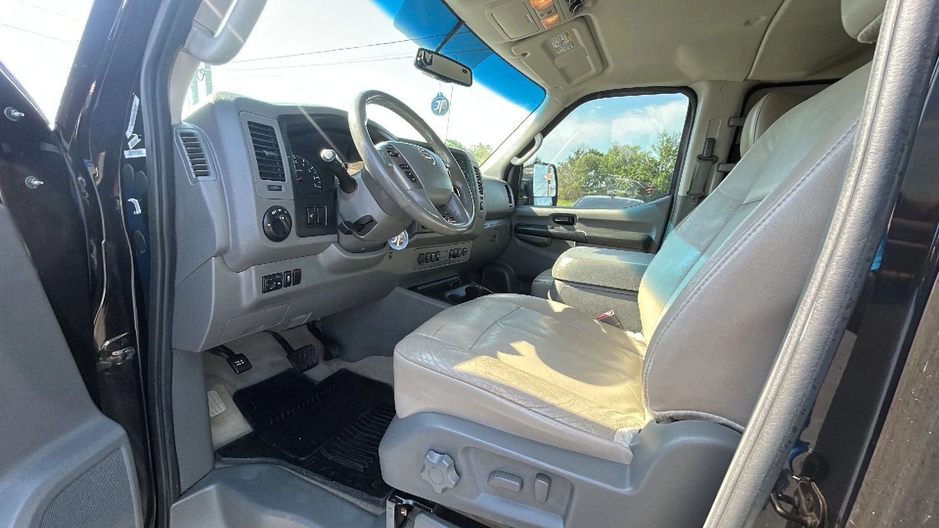 Used 2014 Nissan NV 3500 SL w/ Technology Package RWD image 11