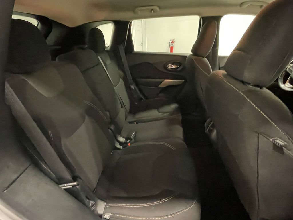 Used 2017 Jeep Cherokee Latitude w/ Cold Weather Group AWD/4WD image 22