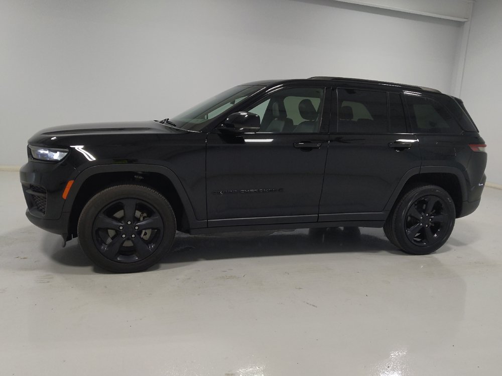 Used 2023 Jeep Grand Cherokee Altitude AWD/4WD image 2