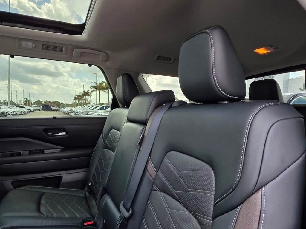 Used 2024 Nissan Pathfinder Platinum w/ Cargo Package image 19