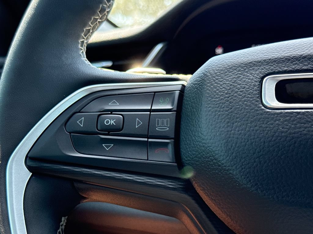 Used 2024 Jeep Grand Cherokee Altitude RWD image 28