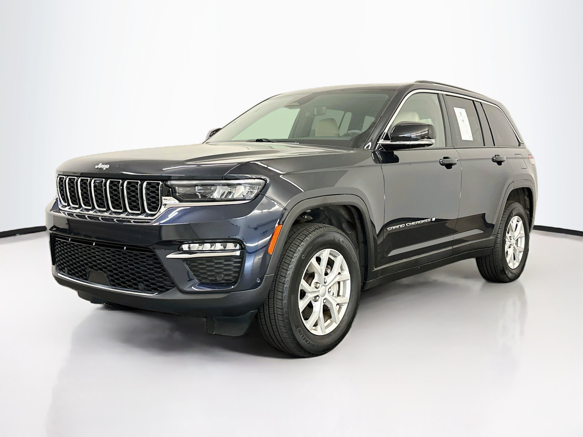 Used 2023 Jeep Grand Cherokee Limited w/ Luxury Tech Group II AWD/4WD image 3