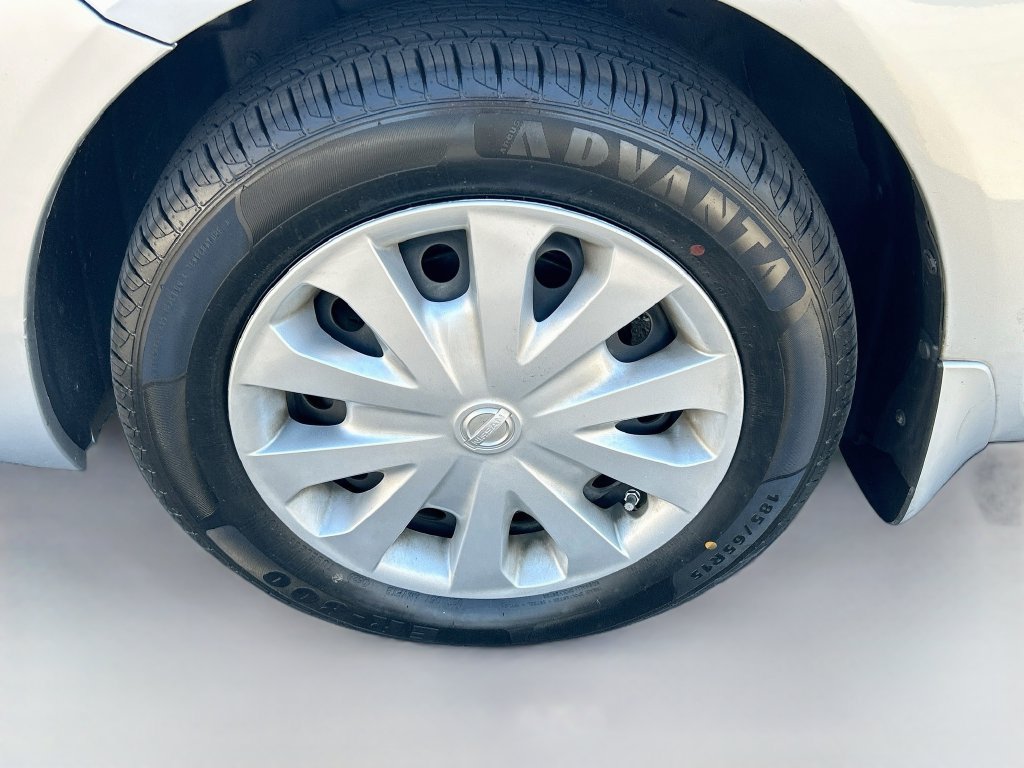 Used 2012 Nissan Versa SV FWD image 27