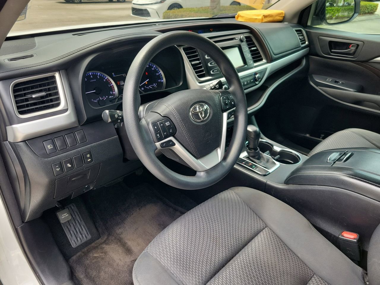 Used 2017 Toyota Highlander LE FWD image 14