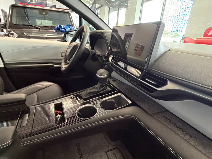 Used 2025 Toyota Sienna XSE FWD image 61