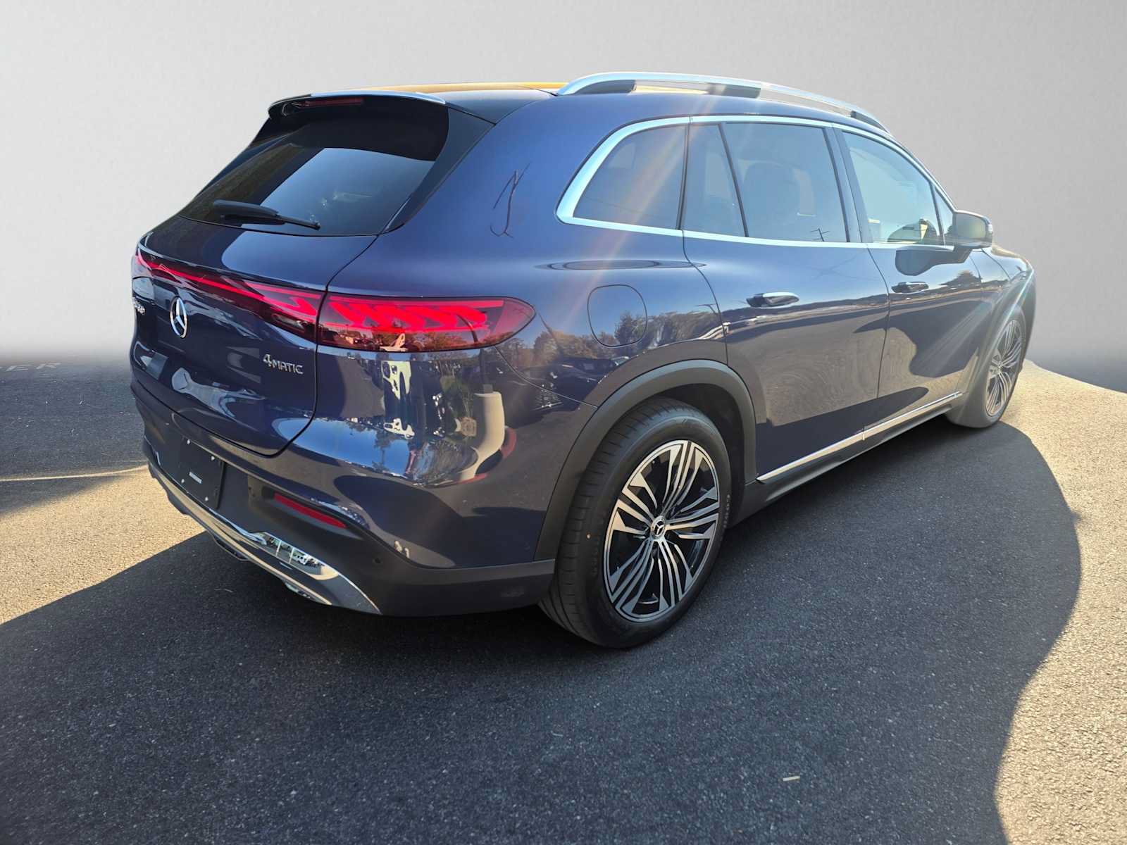 New 2027 Mercedes-Benz EQS 400 4MATIC SUV image 3
