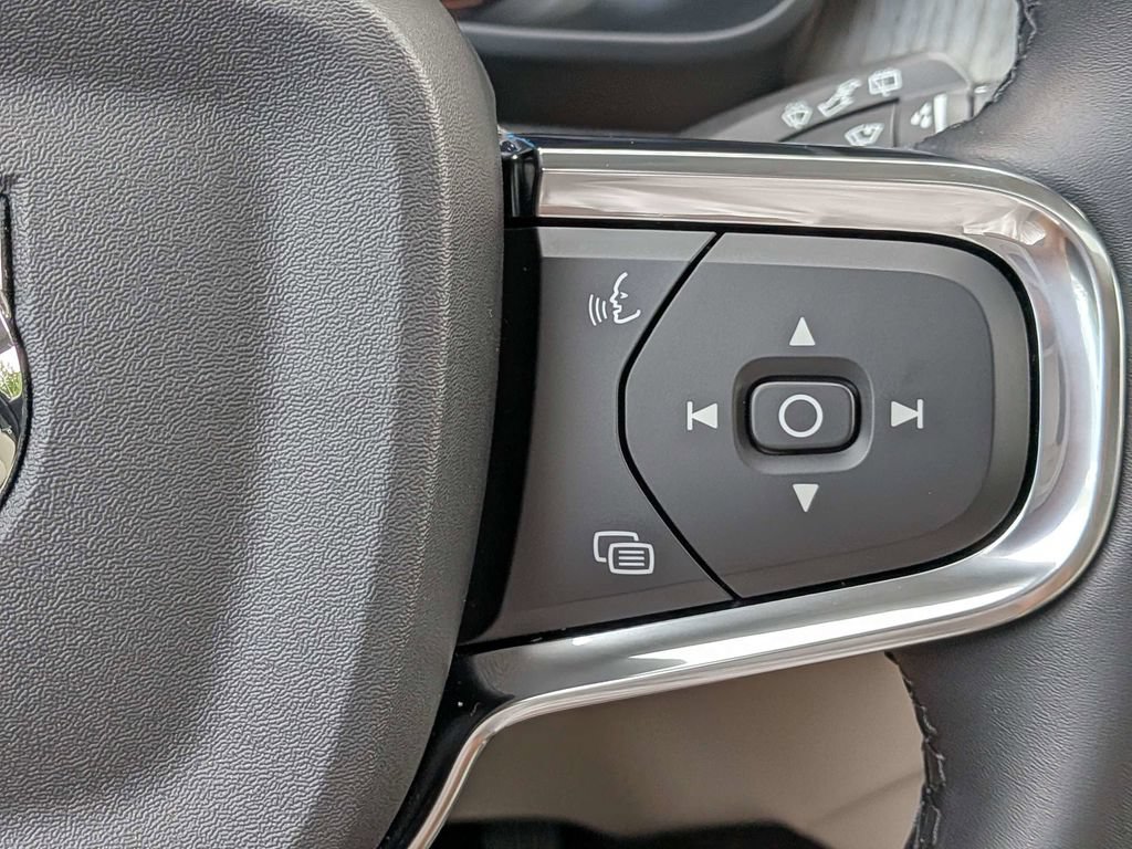 Certified 2026 Volvo XC40 B5 Plus AWD/4WD image 28