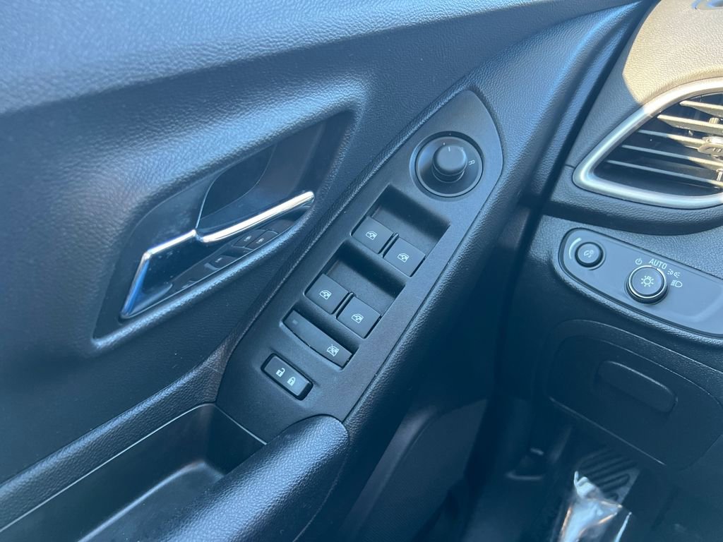 Used 2018 Chevrolet Trax LT w/ LT Convenience Package image 12