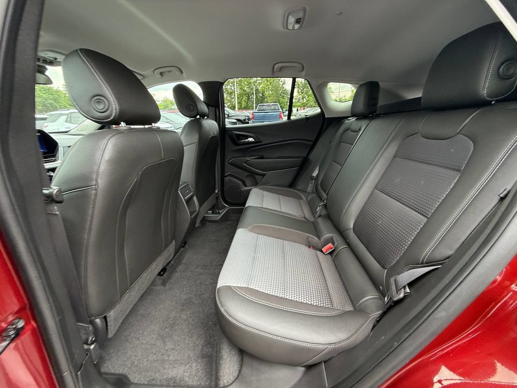 Used 2025 Chevrolet Trax LT FWD image 23