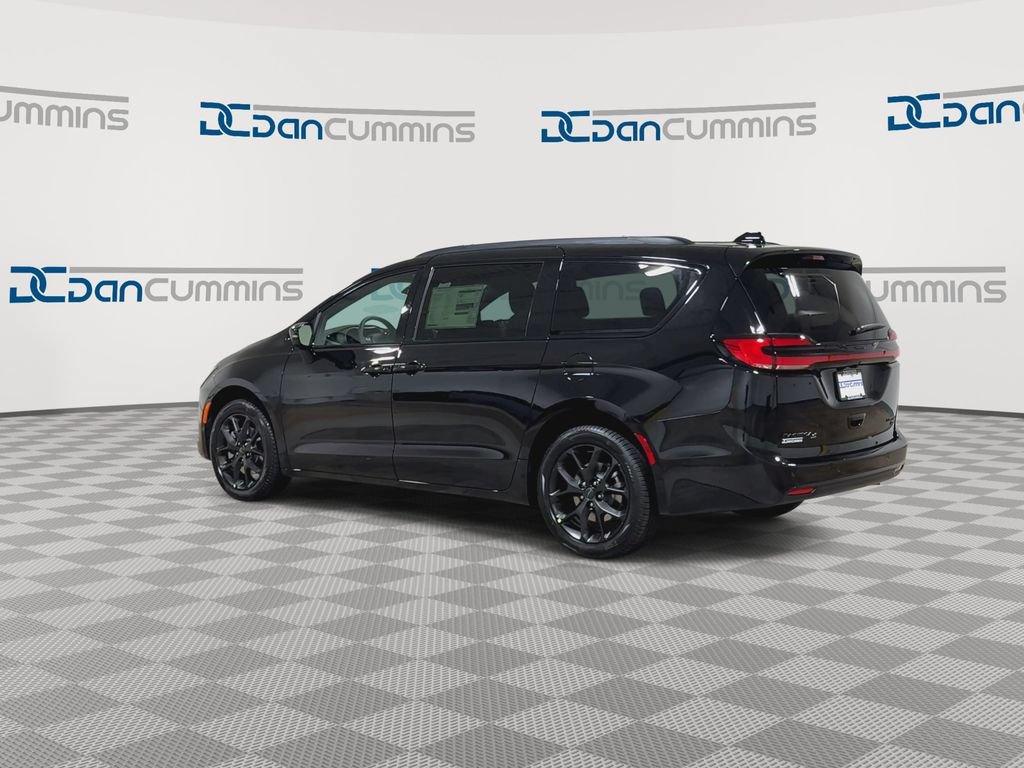 New 2027 Chrysler Pacifica Limited w/ Family Tech Group AWD/4WD image 6