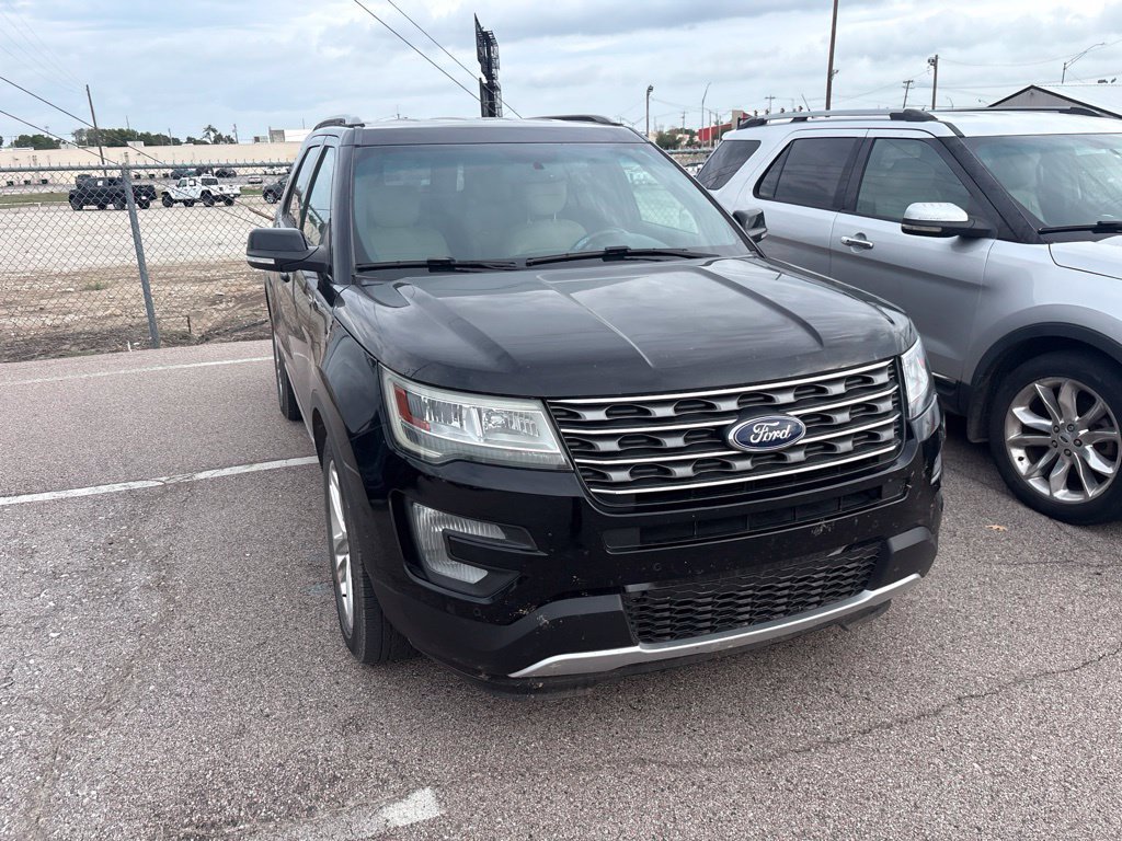 Used 2017 Ford Explorer XLT w/ Equipment Group 202A FWD image 2